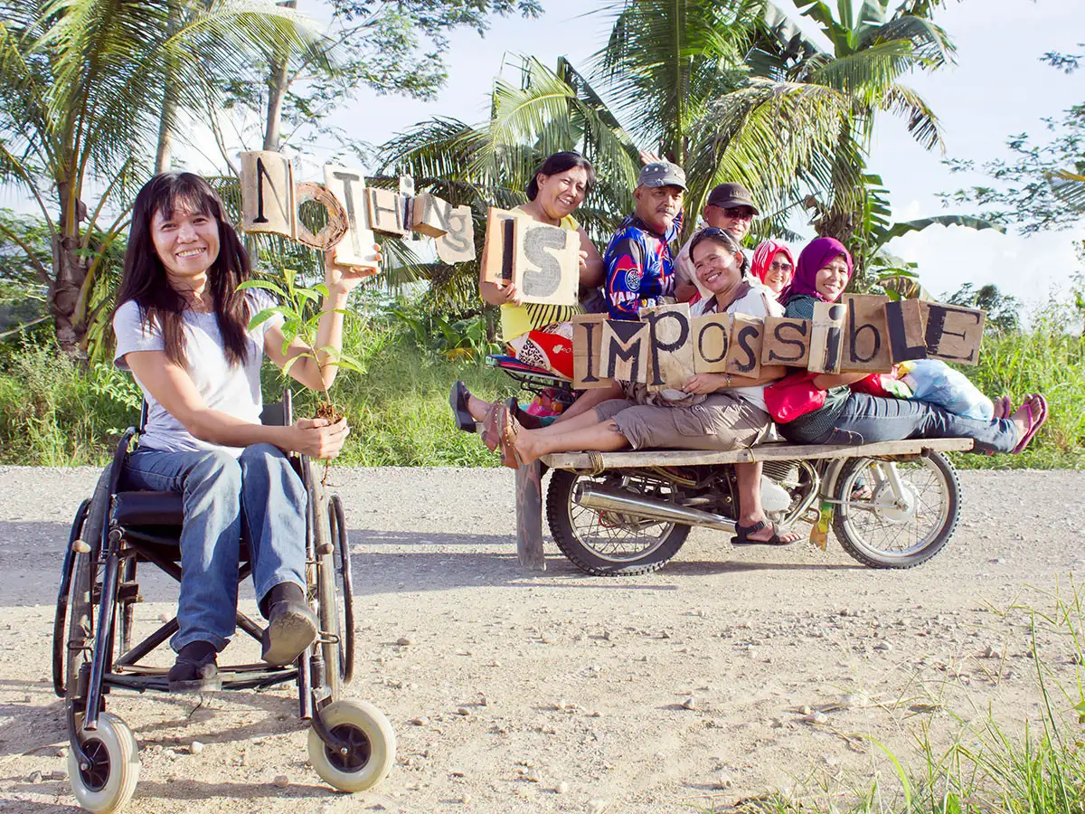 Project manager Marta Villafane (left) and other members of TheseAbled are making a difference on the ground.
© Life-giving Forest Project manager Marta Villafane (left) and other members of TheseAbled are making a difference on the ground.