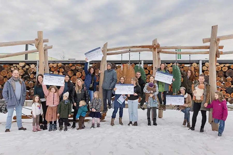 Five Allgäu forest kindergartens are delighted with the Christmas donation from the RAPUNZEL One World Organic Foundation. Five Allgäu forest kindergartens are delighted with the Christmas donation from the RAPUNZEL One World Organic Foundation.