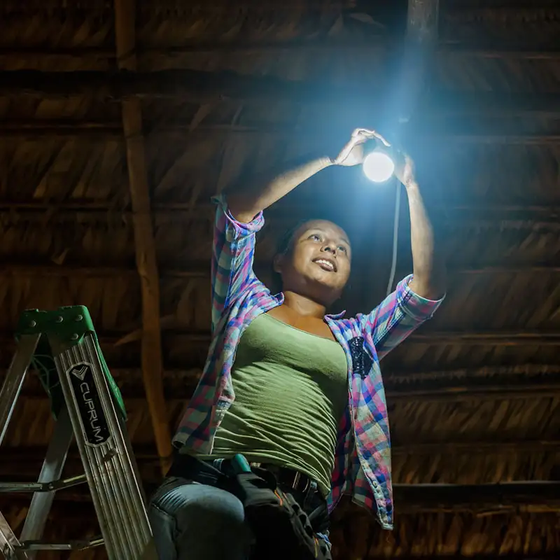 La formación de hombres y mujeres de las comunidades indígenas es un elemento esencial de IMAGINE LIGHT.
© Nicole León/LOVE FOR LIFE La formación de hombres y mujeres de las comunidades indígenas es un elemento esencial de IMAGINE LIGHT.